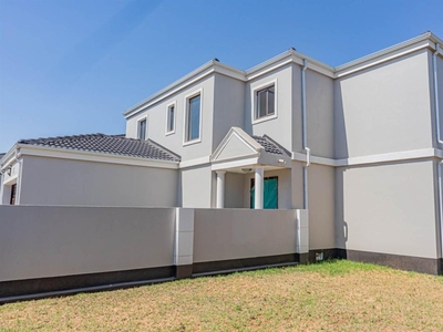 Townhouse – freehold For Sale in Fourways