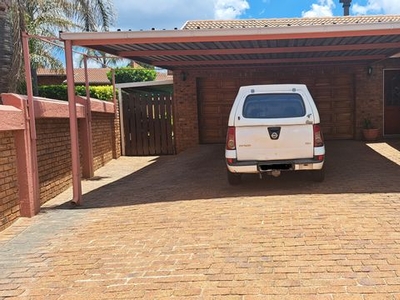 5 Bedroom House For Sale in Sunward Park