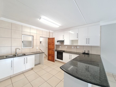 2 Bedroom Apartment in Sunninghill For Sale