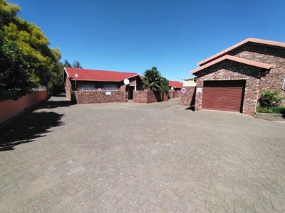 2 Bedroom Townhouse To Let in Uitsig