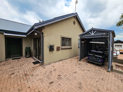 3 Bedroom Townhouse for sale in Rietfontein - Zebra R520