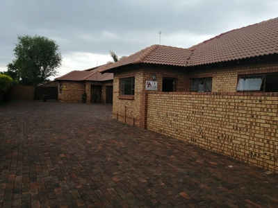 3 Bedroom Townhouse To Let in Middelburg South