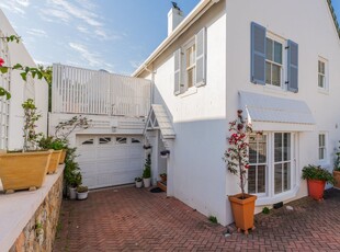 6 Bedroom House For Sale in Camps Bay