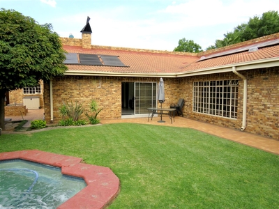 5 Bedroom House For Sale in Vaalpark