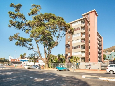 0.5 Bedroom Apartment To Let in Green Point