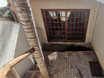 2 Bedroom cottage to rent in Mondeor, Johannesburg