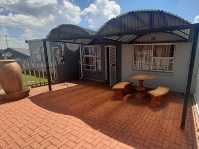 2 Bedroom townhouse - sectional for sale in Ridgeway, Johannesburg