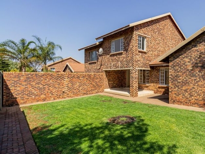 3 Bedroom duplex townhouse - sectional to rent in North Riding, Randburg