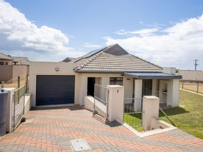 3 Bedroom Townhouse For Sale in Kidds Beach