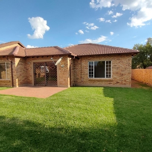 Spacious 2 Bedroom townhouse close to Amberfield College to let in Amberfield Manor, Centurion