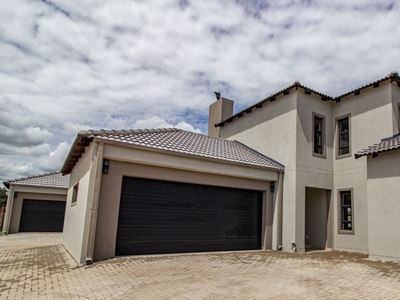 Townhouse For Sale in DERDEPOORT