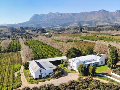 6 Bedroom farmhouse in Paarl Rural For Sale