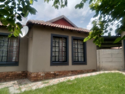2 Bedroom House to Rent in Olivenhoutbos