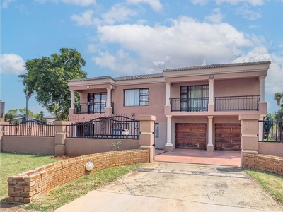 Luxurious 4 Bedroom House with Flatlet for sale in Fleurhof, Roodepoort Gauteng at R2 176 000.00