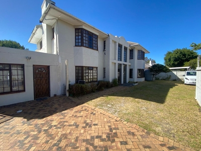 STUDENT ACCOMMODATION - 4 Bedroom House in Rondebosch