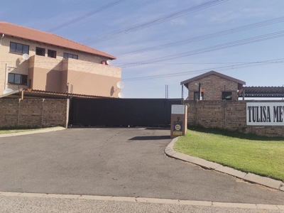 3 Bedroom townhouse - sectional to rent in Tulisa Park, Johannesburg