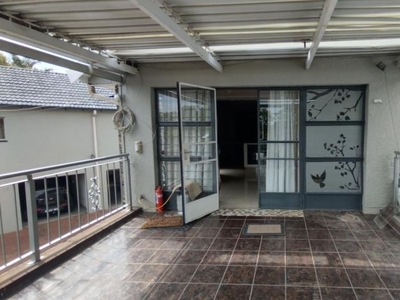 Bachelor Flat rented in Constantia Kloof, Roodepoort