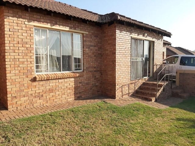 Townhouse For Rent In Honeydew Manor, Roodepoort