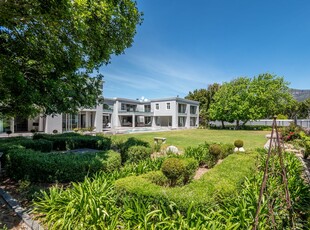 5 Bedroom House For Sale in Constantia