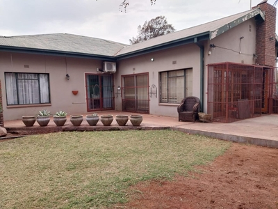 7 Bedroom House to rent in Postmasburg Rural - Postmasburg Zf Mgcawu District Municipality