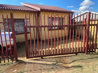 House For Sale In Pine Ridge, Witbank