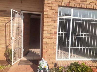 Townhouse For Rent In Fauna, Bloemfontein