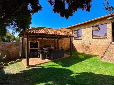 Townhouse For Sale In Bellairs Park, Randburg
