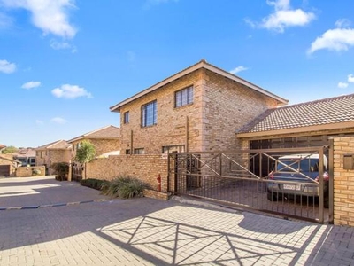 Townhouse For Sale In Willowbrook, Roodepoort