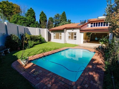Townhouse For Rent In Douglasdale, Sandton