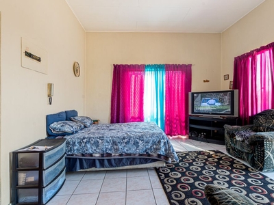 1 Bedroom Apartment in Sundowner For Sale