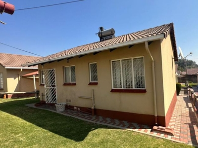 2 Bedroom house for sale in Corlett Gardens, Johannesburg