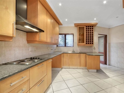 3 Bedroom Apartment in Hyde Park For Sale