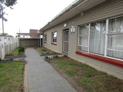 3 Bedroom Townhouse For Sale in Humansdorp