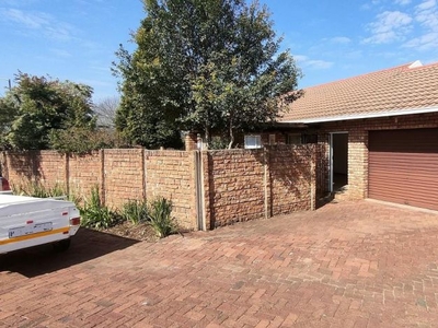 3 Bedroom townhouse - sectional for sale in Elarduspark, Pretoria