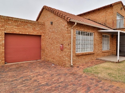 3 Bedroom townhouse - sectional for sale in Groblerpark, Roodepoort