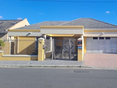 4 Bedroom house for sale in Kenwyn, Cape Town
