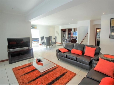 4 Bedroom House in Greenstone Hill For Sale