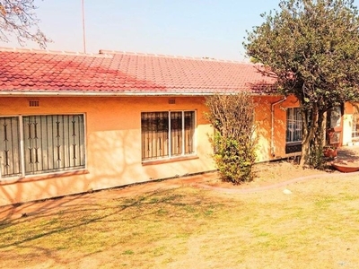 4 Bedroom House in Lombardy East For Sale