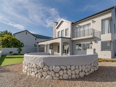 5 Bedroom House For Sale in Schonenberg