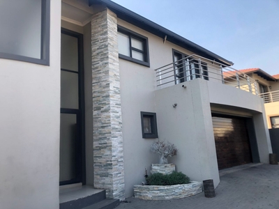 5 Bedroom House Rented in Greenstone Hill