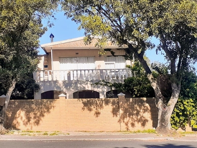 6 Bedroom House For Sale in Parow North