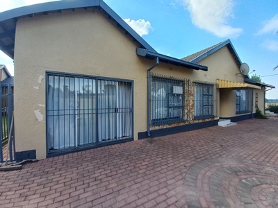 3 Bedroom House For Sale in Dunnottar