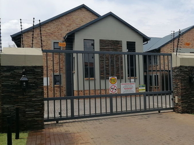 Modern 3 bedroom student accommodation to rent close to NWU