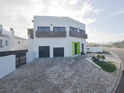 4 Bedroom House For Sale in Yzerfontein