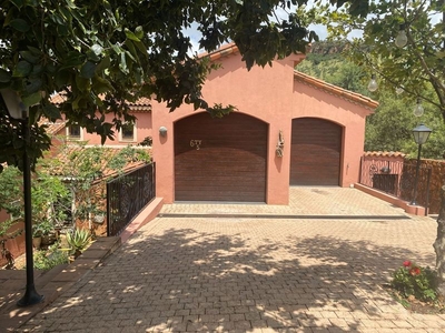 Double story 4bed, 3.5 baths house for sale in Estate D'Afrique