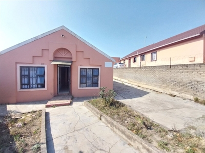 5 Bedroom House For Sale in Mbuqu