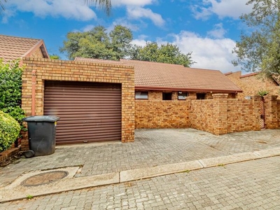 Full title simplex town house for sale in Die Hoewes Centurion.