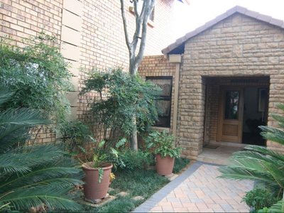 2 Bedroom Flat To Let in Silver Lakes Golf Estate