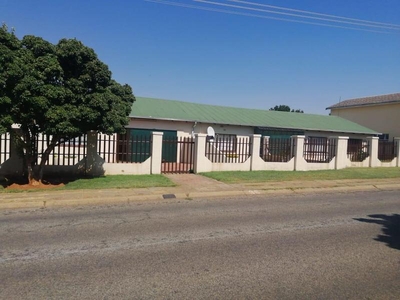 CALLING ALL INVESTORS! 1 House divided into 3 Flats FOR SALE IN FOCHVILLE