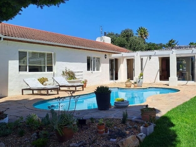 3 Bedroom house to rent in Meadowridge, Cape Town